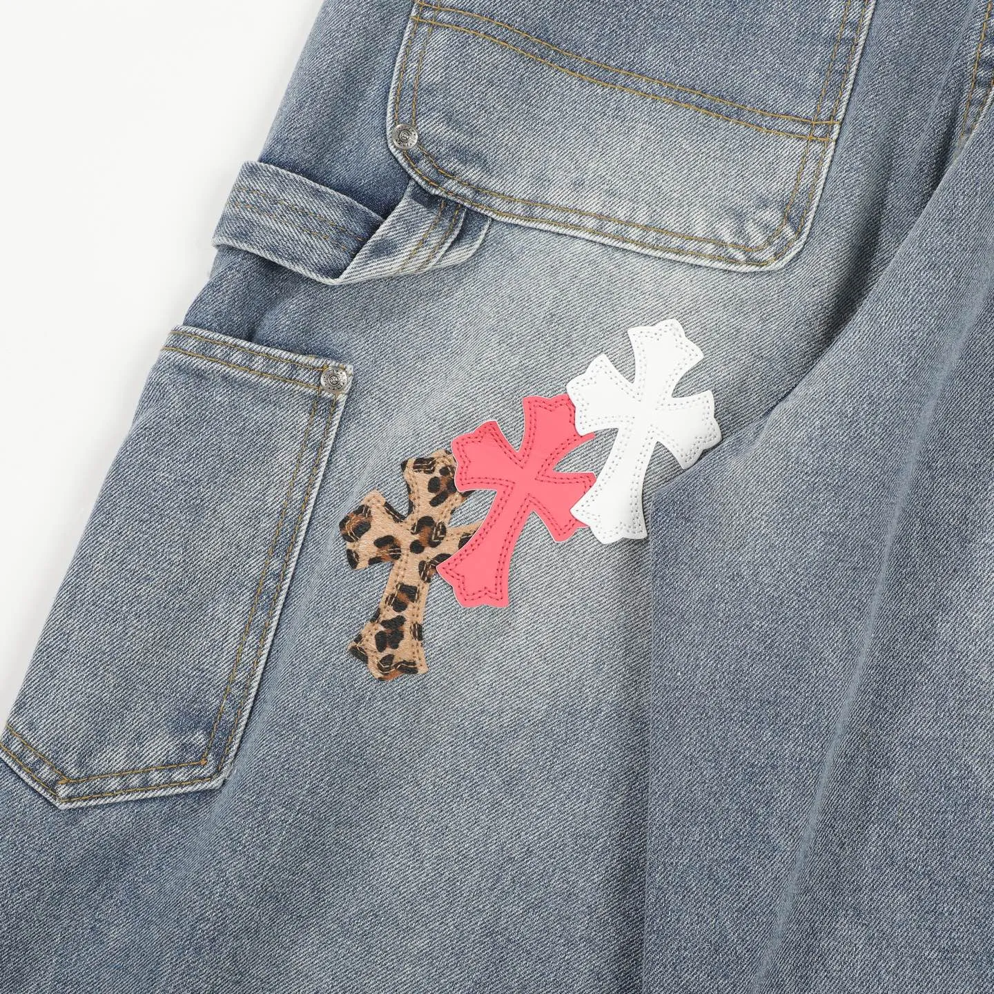 P280 CH Chromehearts Malaysia-limited leopard print cross patchwork leather workwear jeans and logging pants. The counter price is 34W. It is decorated with patchwork cross patterns and washed jeans! ! An absolutely high-end luxury product, a 1.9W-level god-level single product, a super popular product, made by top heavy industry, a magic weapon that cannot be missed! [About Zangyin] This is an extremely luxurious fashion brand that can also be called the aristocracy of the high street. It has always been an exclusive brand for some hipsters or rich second generations. Compared with ordinary high streets, it is more luxurious and noble. Compared with luxury brands, it is more fashionable and individual. It has always been a brand that I have a special liking for. [Top heavy industry fashion design] Consistently high-street luxury style. Speaking of this style, the Zangyin family and GU family are definitely the leading representative brands. Especially the Zangyin family has really achieved a state-of-the-art effect in creating high-street style. The unique washed material is used to create this style. The color system is already quite eye-catching. After it is decorated with patchwork cross flowers, it cleverly highlights the charm of the brand. Secondly, this style uses classic The high-waist cutting design highlights the long legs and fashionable temperament of the upper body. The brand is highly recognizable and the slim fit configuration is more suitable for daily wear. It is a product that interprets personality, fashion, and specifications at a glance. This single product is enough to make any fan excited. It can be a white T-shirt for a youthful college style, or a tight suspender for a royal style. It has strong matching ability and can be easily controlled by men.  [Materials and craftsmanship] Needless to say, this point goes without saying. As an excellent craftsman brand, Zangyin’s requirements for details and craftsmanship are really perfect. The washed color of this model has gone through so many processes, not to mention the embellishment of denim appliques. It is also purely hand-made and sewn. Just like what they believe in, only hand-made things have soul and have the meaning of wear. A top-notch heavy-duty fashionable denim item, I look forward to your perfect interpretation! !  Color: blue Size: 28-36